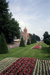 852400 Gezicht op het plantsoen aan Het Rond te Zeist, met op de achtergrond het raadhuis (Het Rond 1) te Zeist.